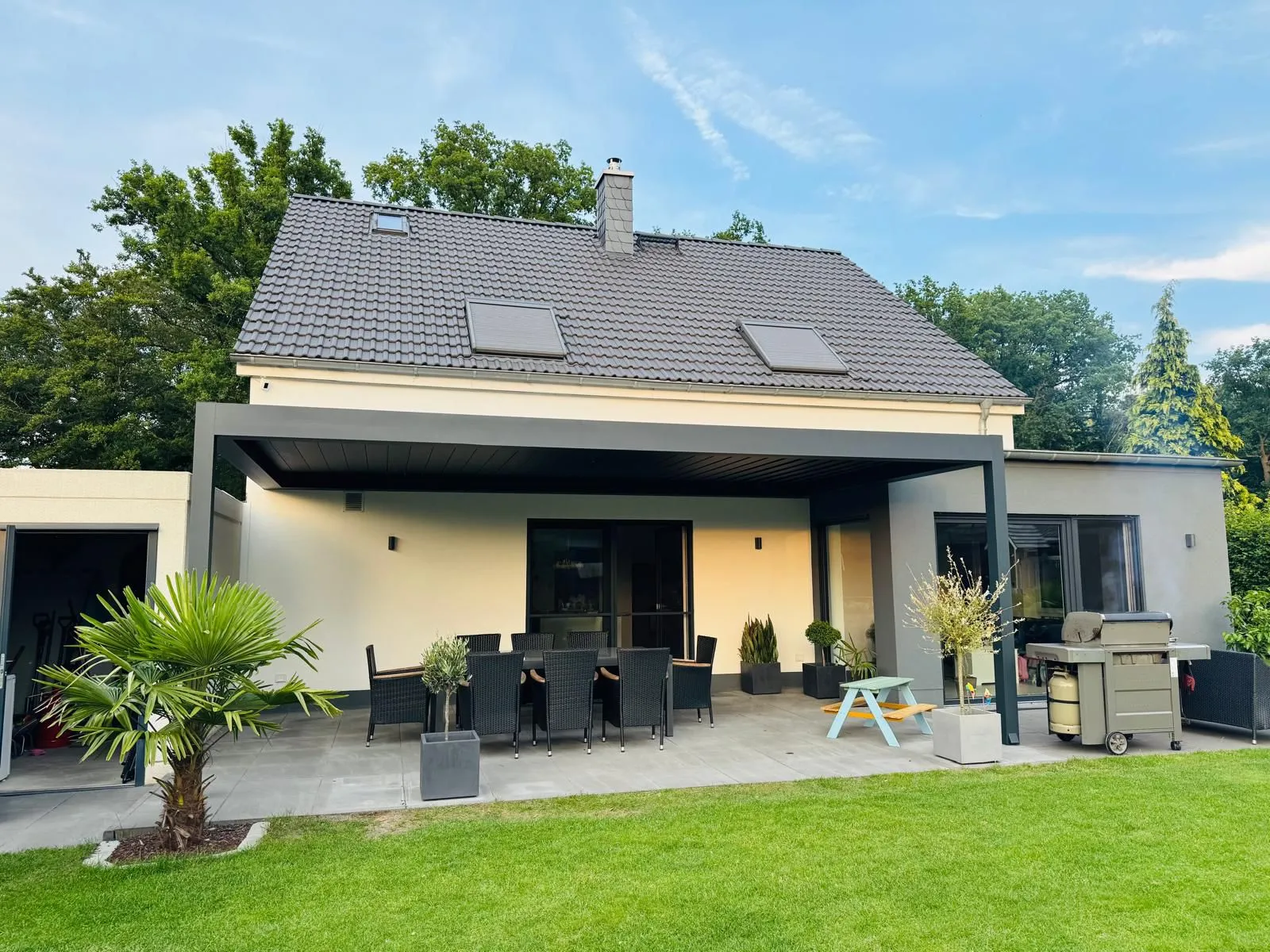 Anthrazit-Terrassenüberdachung, Auf schlanken Stützen über der Terrasse